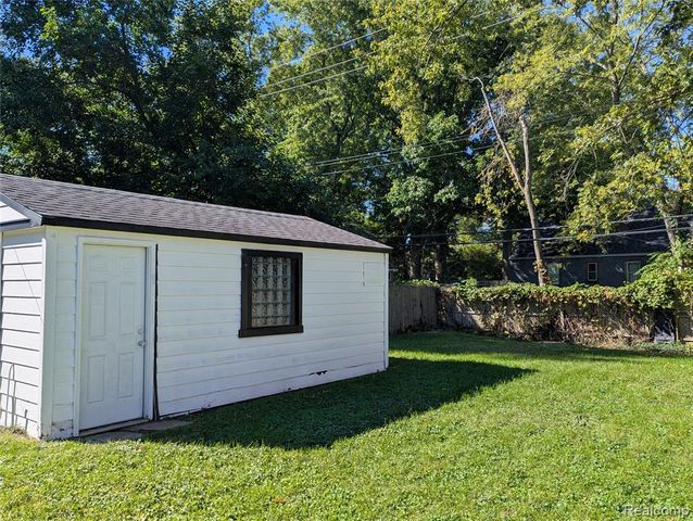 17647 Lenore, Detroit, MI 48219