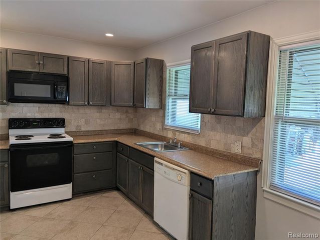 17647 Lenore, Detroit, MI 48219