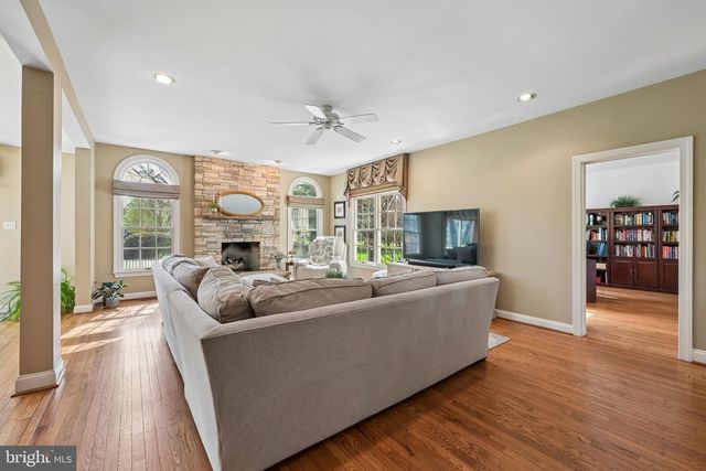 403 PROVIDENCE DR, Moorestown, NJ 08057