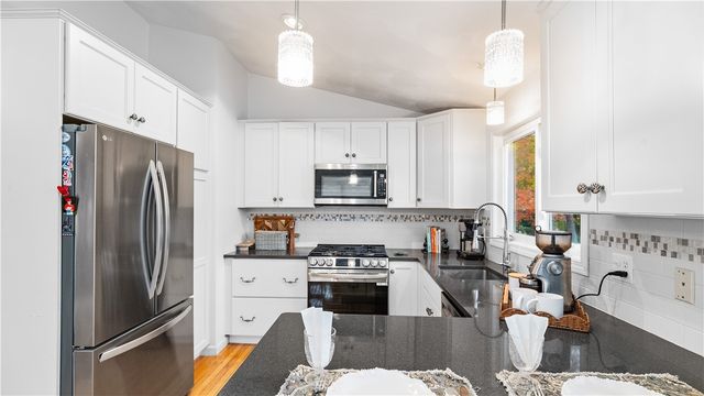 27 Great Oak Drive, Warwick, RI 02886