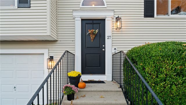 27 Great Oak Drive, Warwick, RI 02886