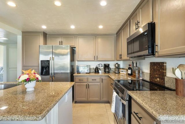 355 N Melrose Drive North E, Vista, CA 92083