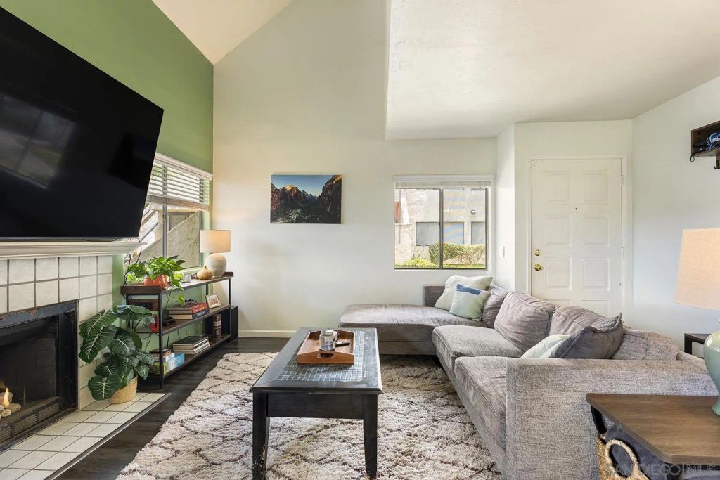 355 N Melrose Drive North E, Vista, CA 92083