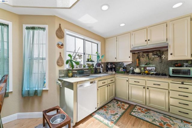 24448 Hampton Dr B, Santa Clarita, CA 91355