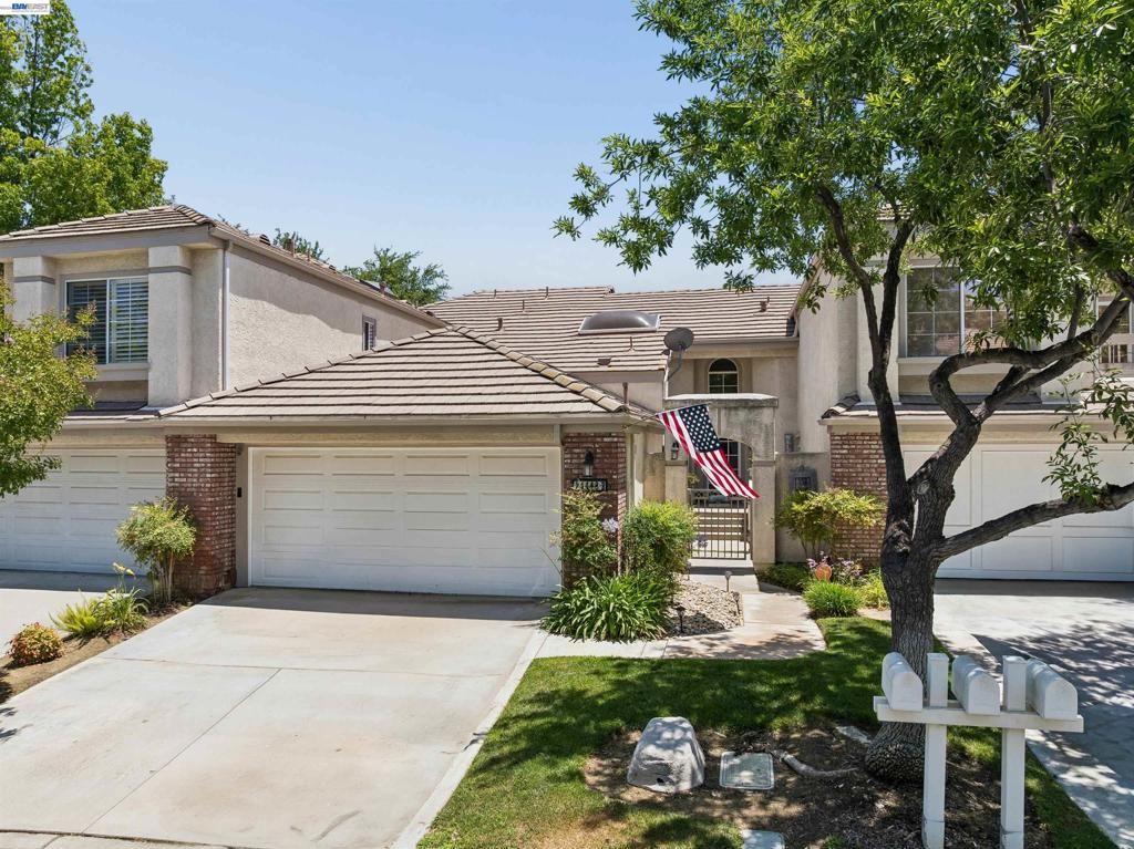 Image 1 of property listing at 24448 Hampton Dr B, Santa Clarita, CA 91355