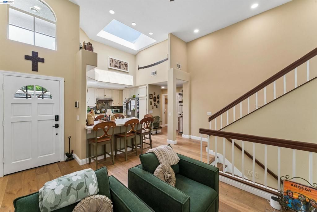 Image 11 of property listing at 24448 Hampton Dr B, Santa Clarita, CA 91355