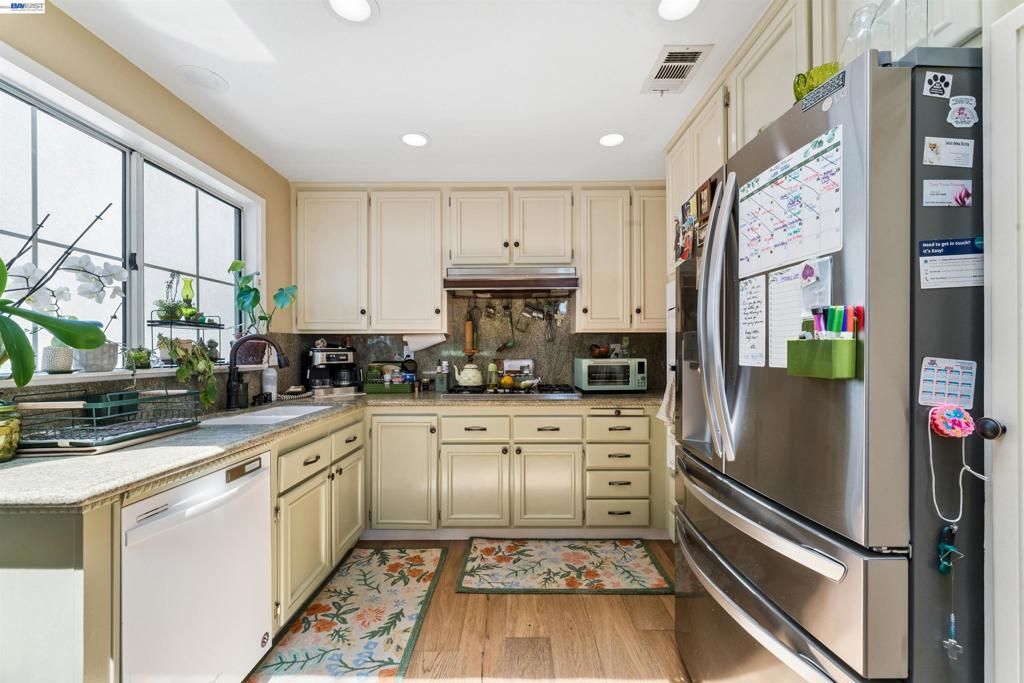 Image 14 of property listing at 24448 Hampton Dr B, Santa Clarita, CA 91355