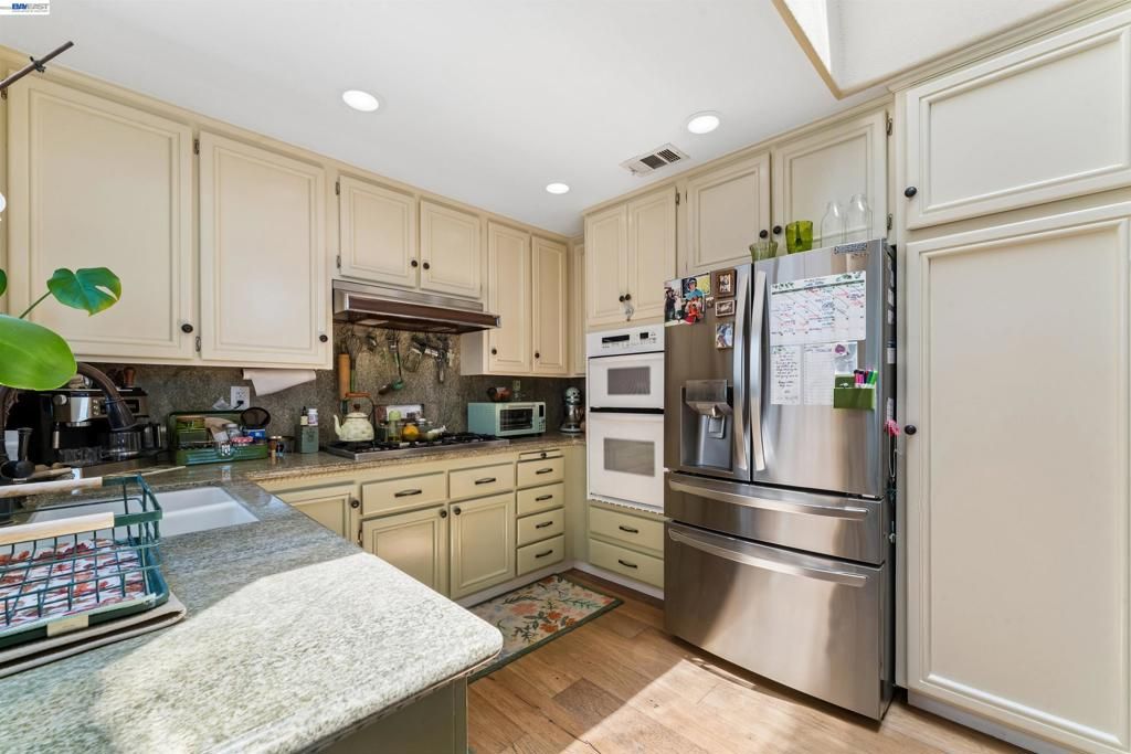 Image 15 of property listing at 24448 Hampton Dr B, Santa Clarita, CA 91355