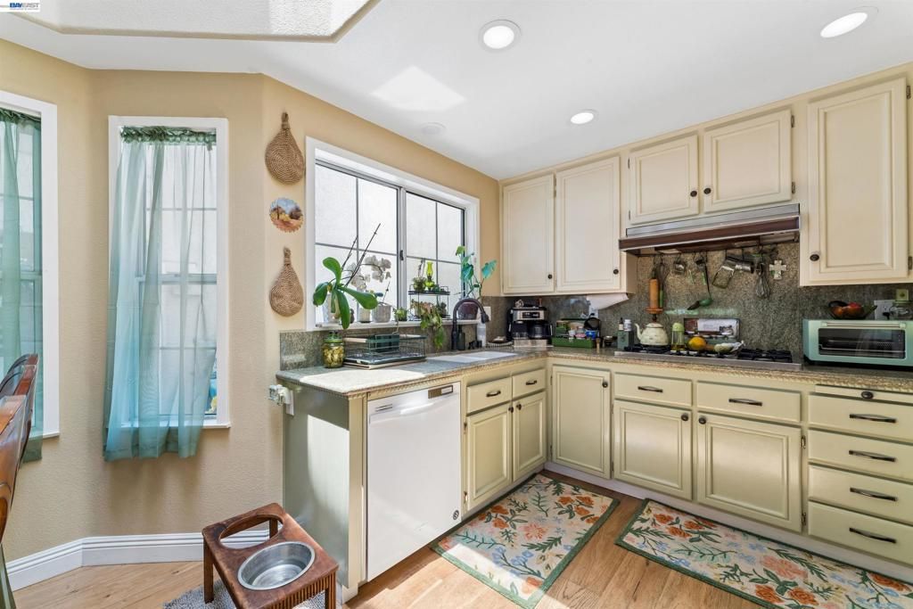 Image 17 of property listing at 24448 Hampton Dr B, Santa Clarita, CA 91355