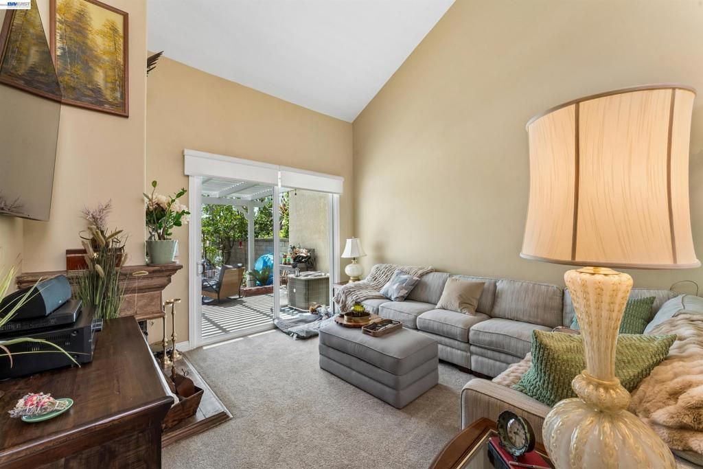 Image 18 of property listing at 24448 Hampton Dr B, Santa Clarita, CA 91355