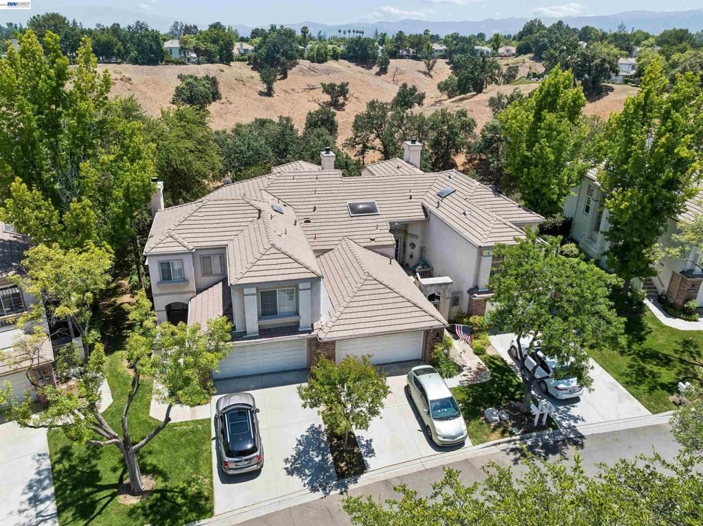Image 2 of property listing at 24448 Hampton Dr B, Santa Clarita, CA 91355
