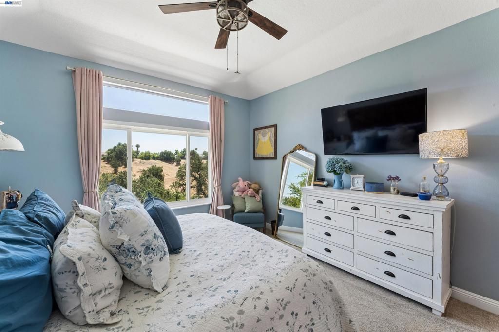 Image 21 of property listing at 24448 Hampton Dr B, Santa Clarita, CA 91355