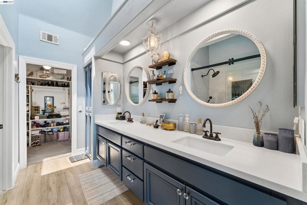Image 22 of property listing at 24448 Hampton Dr B, Santa Clarita, CA 91355