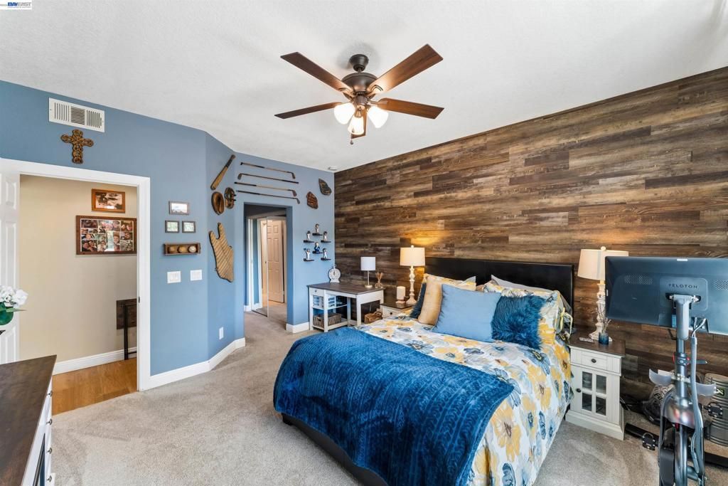 Image 27 of property listing at 24448 Hampton Dr B, Santa Clarita, CA 91355
