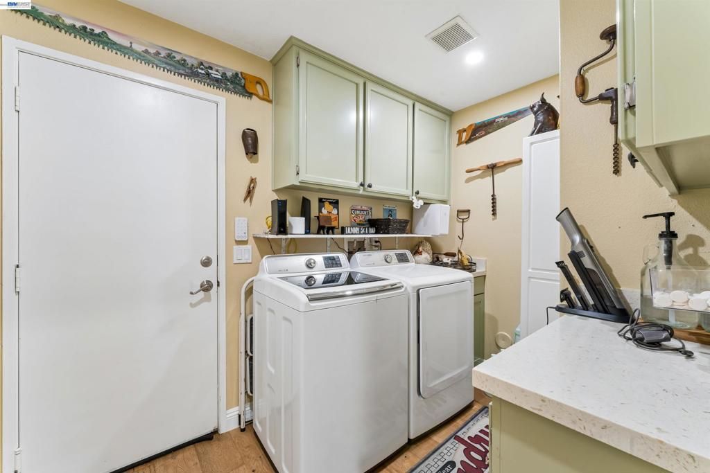 Image 29 of property listing at 24448 Hampton Dr B, Santa Clarita, CA 91355