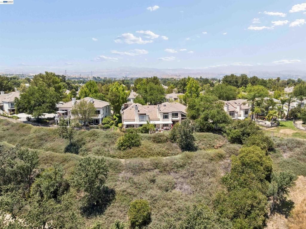 Image 4 of property listing at 24448 Hampton Dr B, Santa Clarita, CA 91355