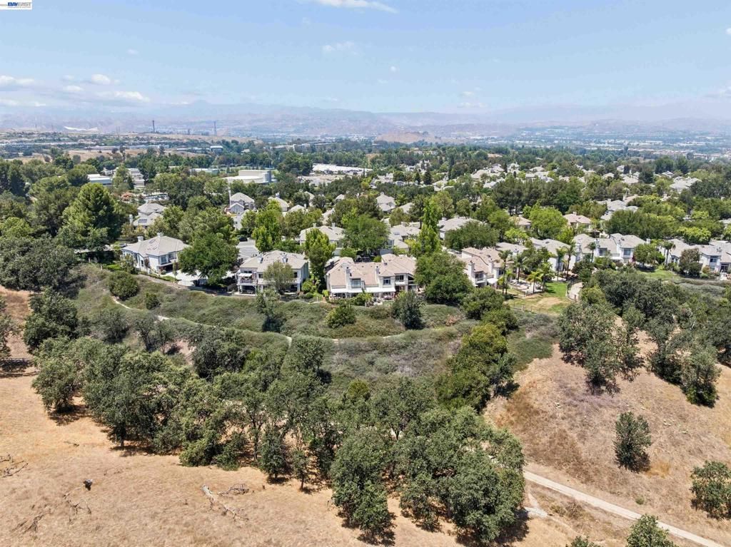 Image 5 of property listing at 24448 Hampton Dr B, Santa Clarita, CA 91355