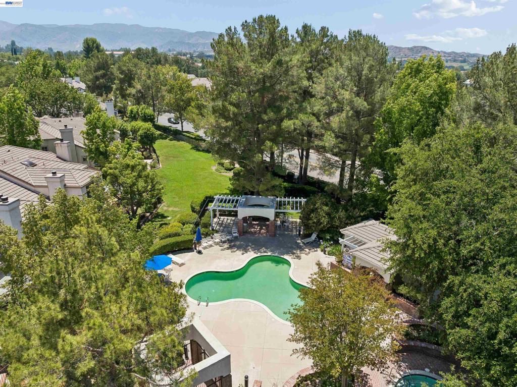 Image 6 of property listing at 24448 Hampton Dr B, Santa Clarita, CA 91355