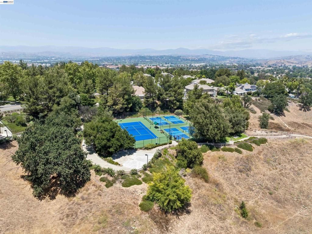 Image 7 of property listing at 24448 Hampton Dr B, Santa Clarita, CA 91355