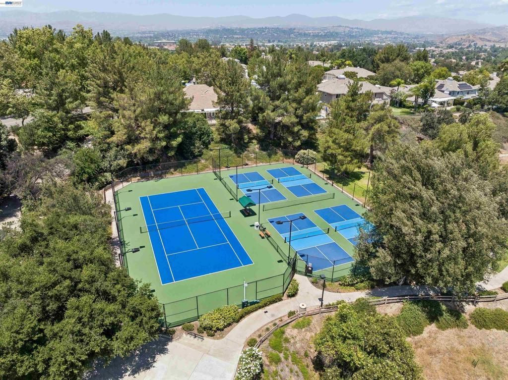 Image 8 of property listing at 24448 Hampton Dr B, Santa Clarita, CA 91355