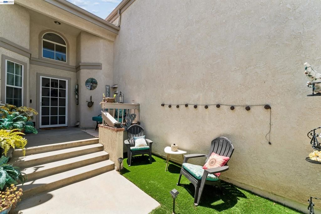 Image 9 of property listing at 24448 Hampton Dr B, Santa Clarita, CA 91355