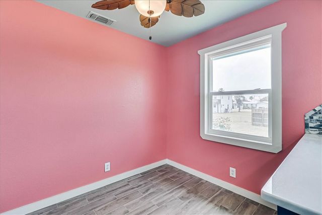 132 S Gulf St, Port Aransas, TX 78373