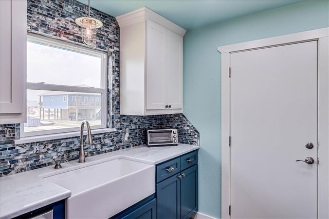 132 S Gulf St, Port Aransas, TX 78373