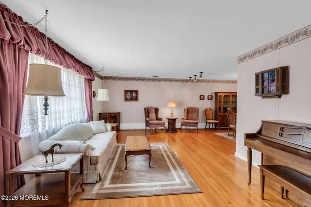 4 Dickinson Avenue, Toms River, NJ 08753