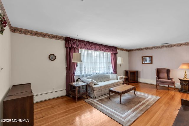 4 Dickinson Avenue, Toms River, NJ 08753