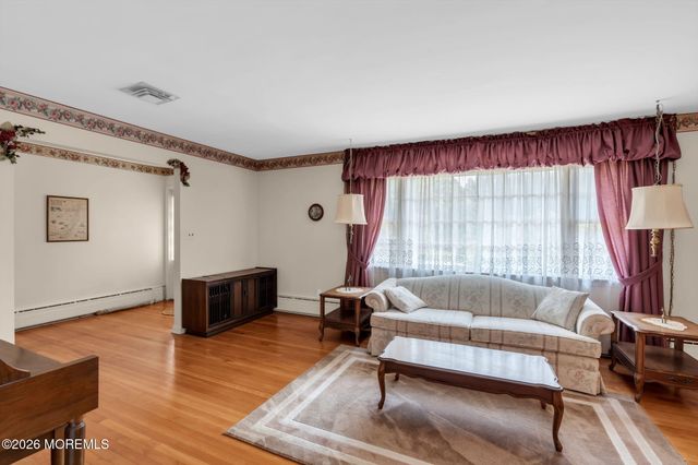 4 Dickinson Avenue, Toms River, NJ 08753