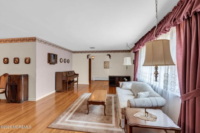 4 Dickinson Avenue, Toms River, NJ 08753