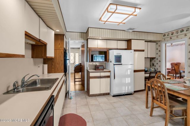 4 Dickinson Avenue, Toms River, NJ 08753