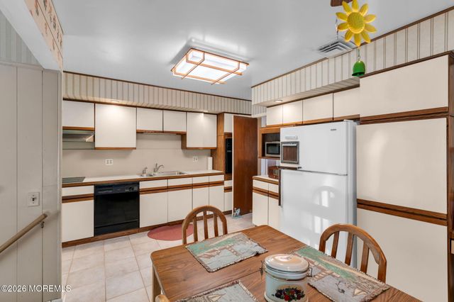 4 Dickinson Avenue, Toms River, NJ 08753