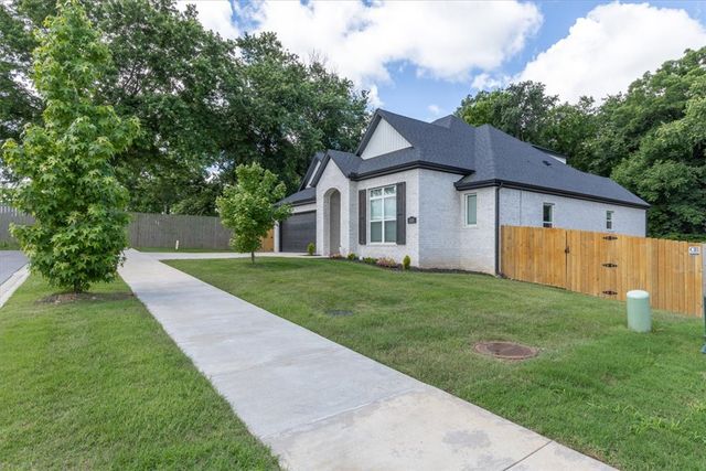 1305 N Quincy Avenue, Fayetteville, AR 72704