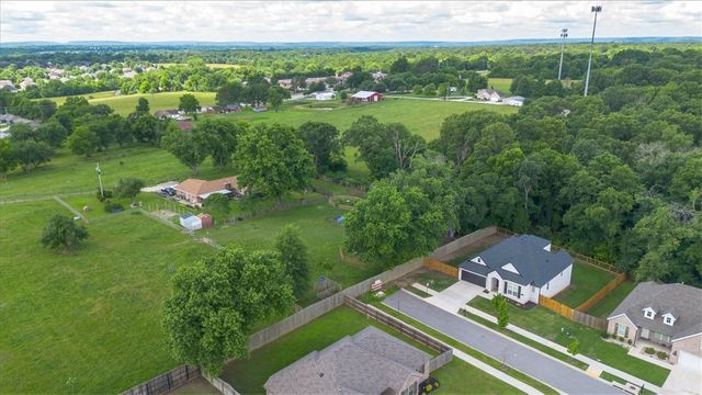 1305 N Quincy Avenue, Fayetteville, AR 72704