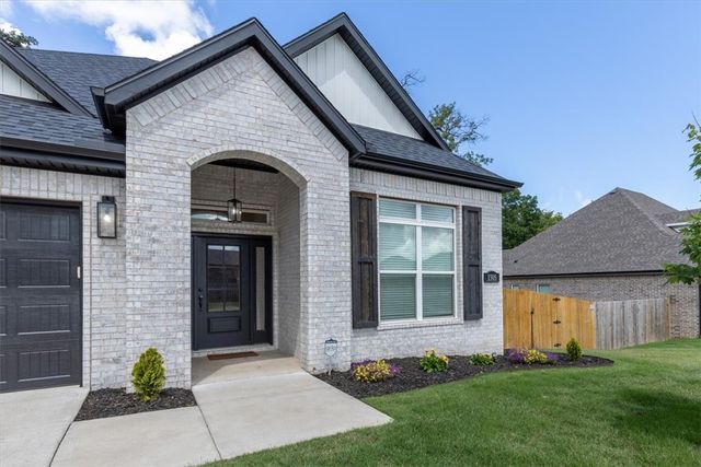 1305 N Quincy Avenue, Fayetteville, AR 72704