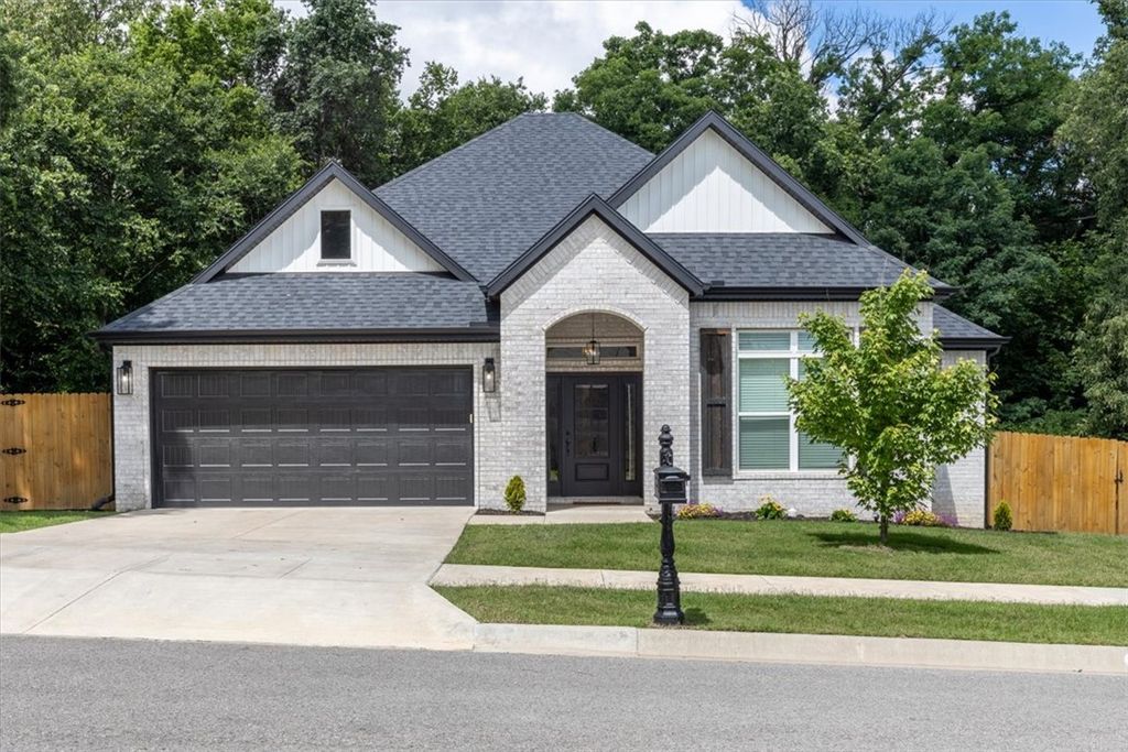 1305 N Quincy Avenue, Fayetteville, AR 72704