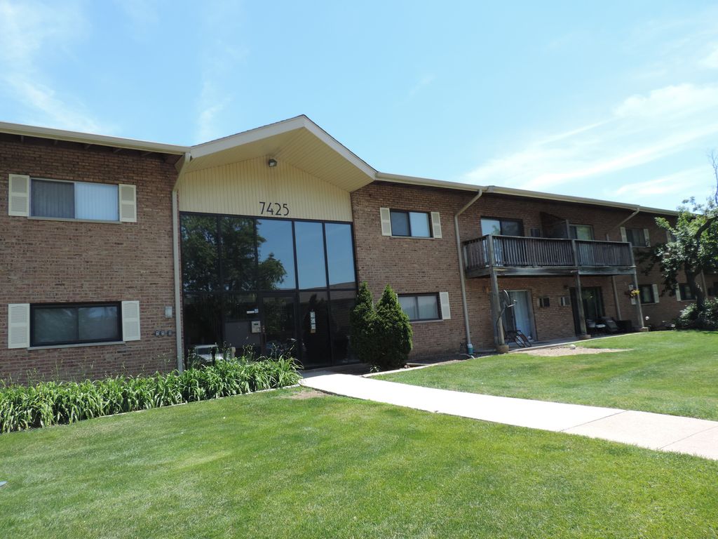 7425 Brookdale Drive 2-202, Darien, IL 60561