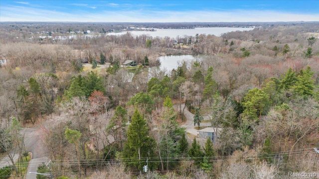 2275 FOREST GLEN, West Bloomfield Charter Township, MI 48324