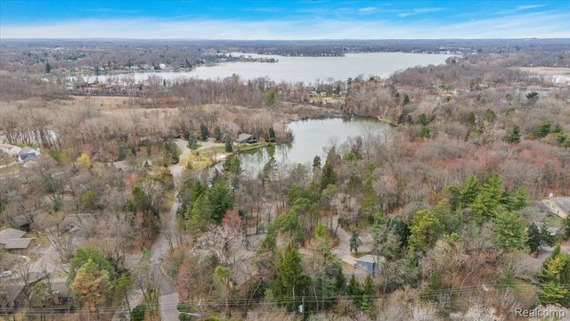 2275 FOREST GLEN, West Bloomfield Charter Township, MI 48324