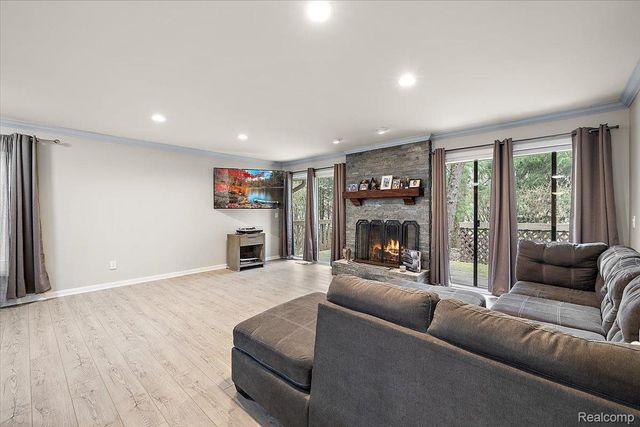 2275 FOREST GLEN, West Bloomfield Charter Township, MI 48324