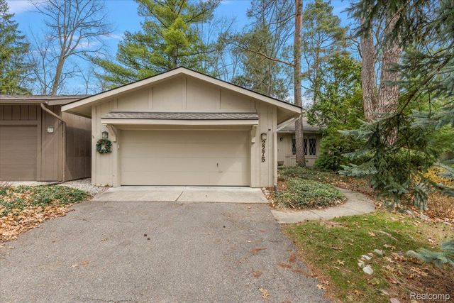 2275 FOREST GLEN, West Bloomfield Charter Township, MI 48324