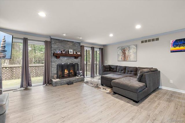 2275 FOREST GLEN, West Bloomfield Charter Township, MI 48324