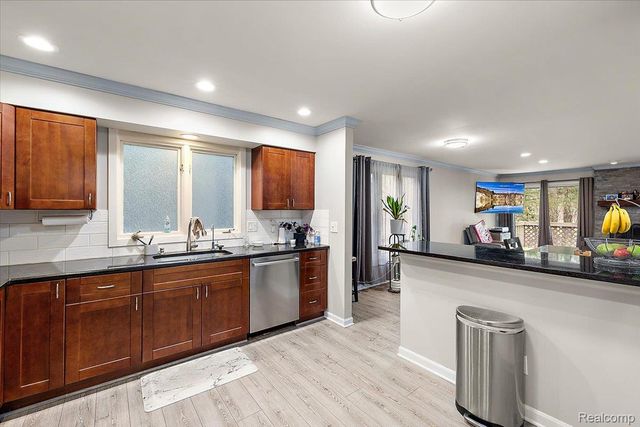 2275 FOREST GLEN, West Bloomfield Charter Township, MI 48324