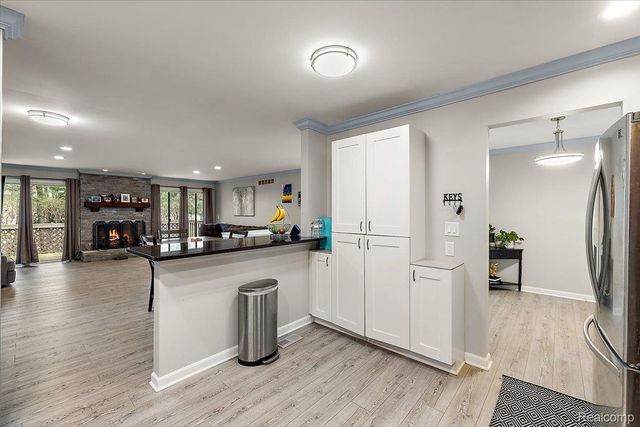 2275 FOREST GLEN, West Bloomfield Charter Township, MI 48324