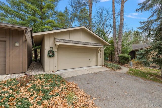 2275 FOREST GLEN, West Bloomfield Charter Township, MI 48324