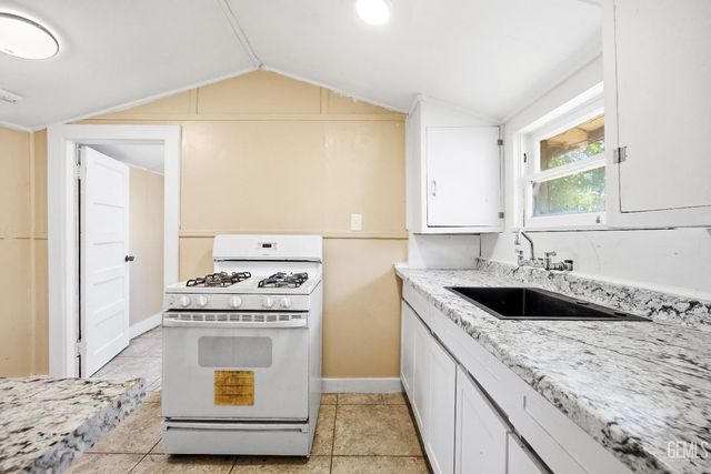 2418 N Inyo Street, Bakersfield, CA 93305