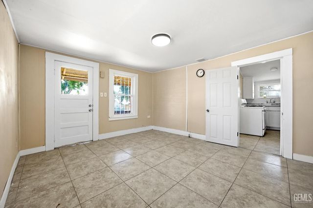 2418 N Inyo Street, Bakersfield, CA 93305