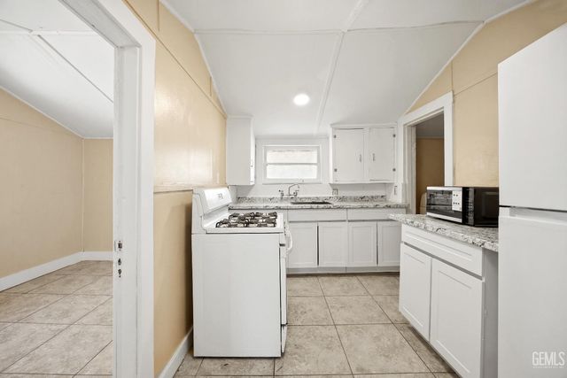 2418 N Inyo Street, Bakersfield, CA 93305