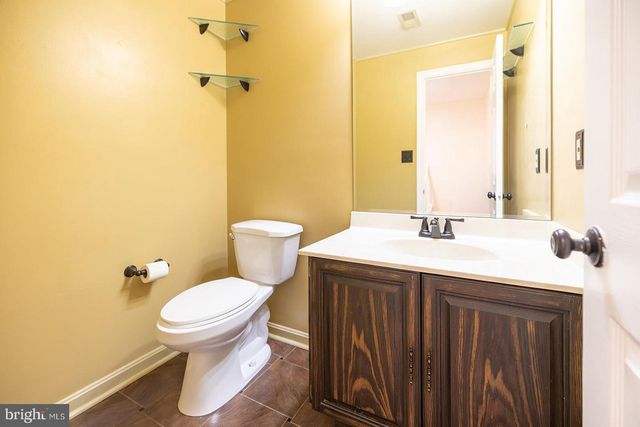 8009 BETHELEN WOODS LN, Springfield, VA 22153